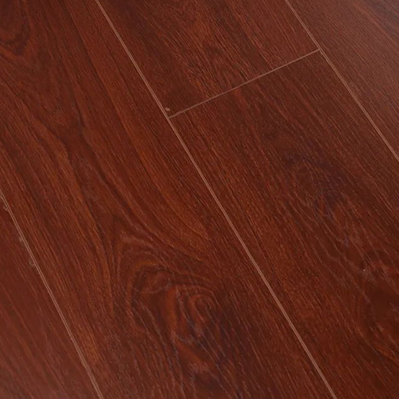 Mehrschichtiger, mattierter Click-Lock-Holzboden aus tiefroter Eiche mit Bergmaserung