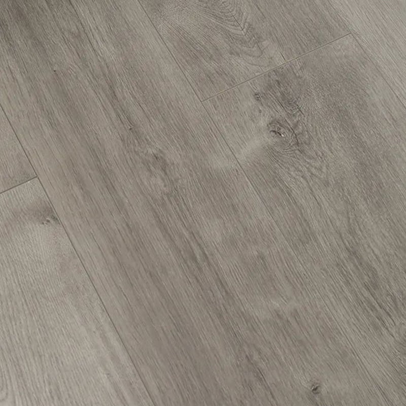Mehrschichtiger Holzboden aus hellbrauner Eiche mit geprägter Maserung und mattem Klickverschluss