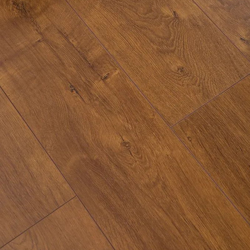 Mehrschichtiger Holzboden aus Reisweiß-Ahorn mit gerader Maserung und mattem Klickverschluss