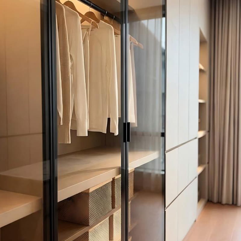 Louvre Minimalistischer begehbarer Kleiderschrank aus Furnier mit Beleuchtung